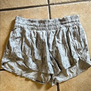 Lululemon 4” white and grey shorts